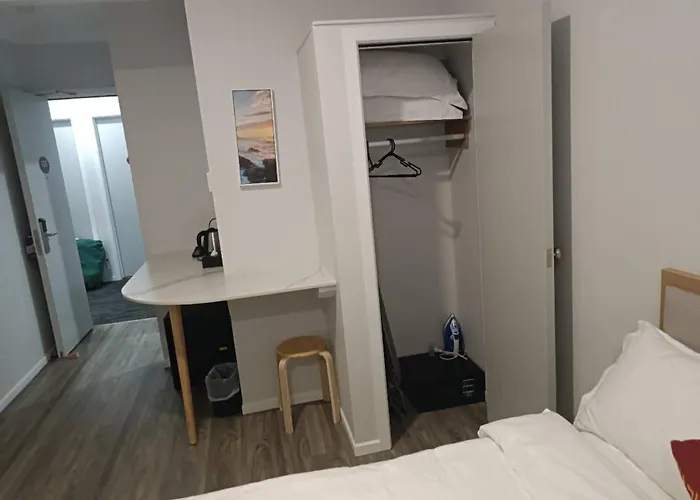 Awa 4-star 23-36 Sqm Large And 3 Sqm Small Single Rooms-capsules 4* Rotorua