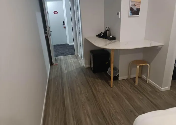 Awa 4-star 23-36 Sqm Large And 3 Sqm Small Single Rooms-capsules 4* Rotorua